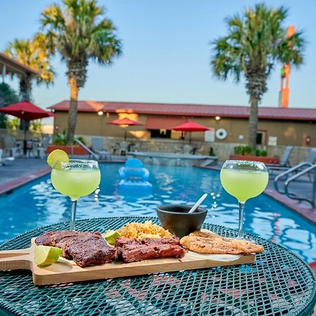 Family Garden Inn & Suites Laredo Bagian luar foto