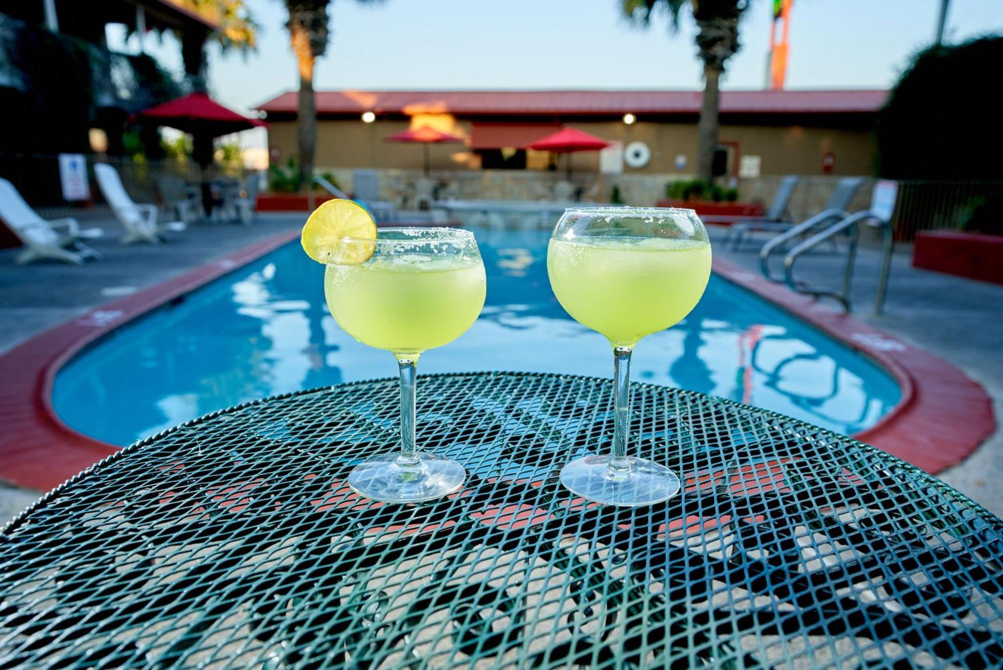Family Garden Inn & Suites Laredo Bagian luar foto