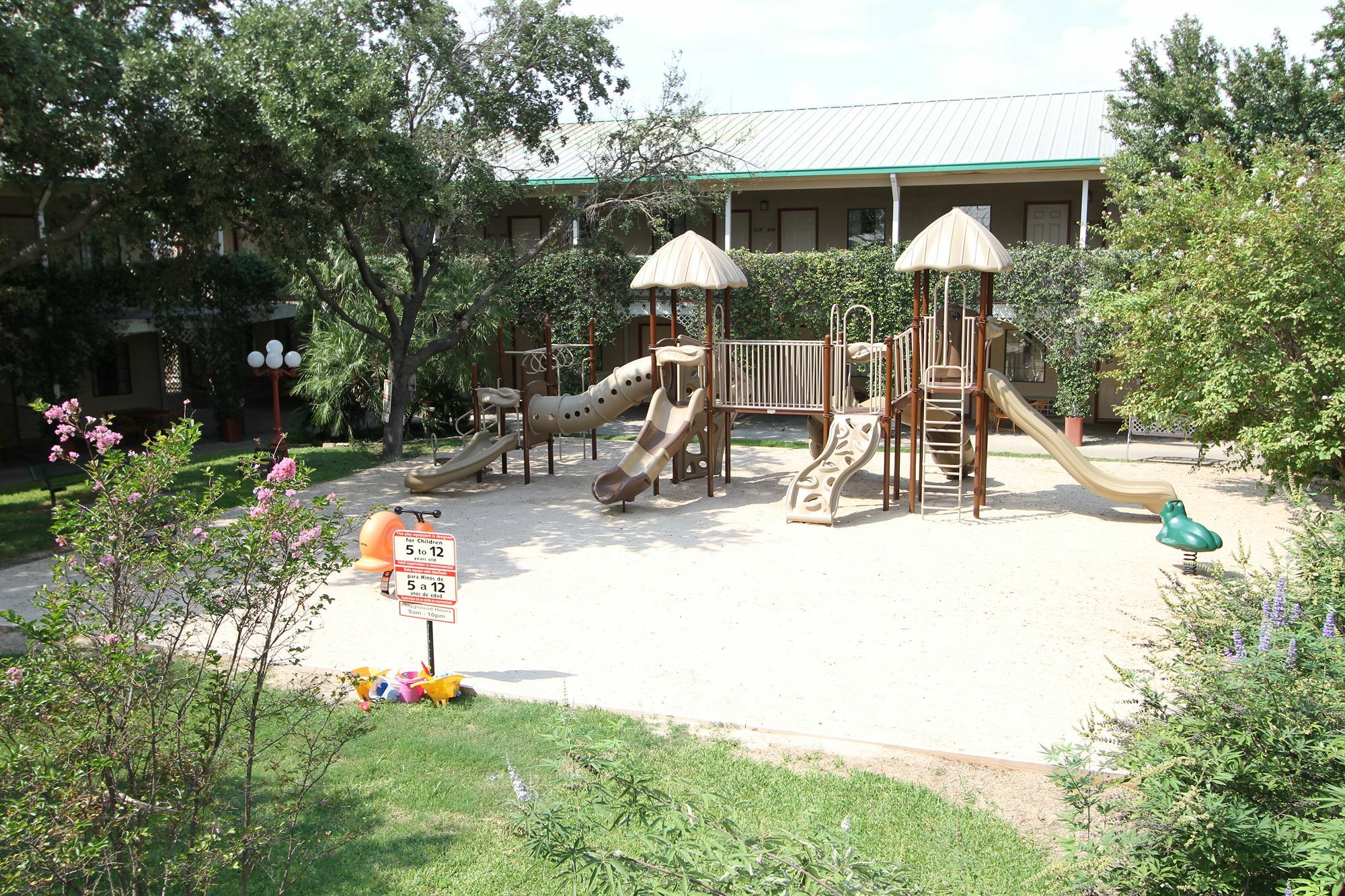 Family Garden Inn & Suites Laredo Bagian luar foto